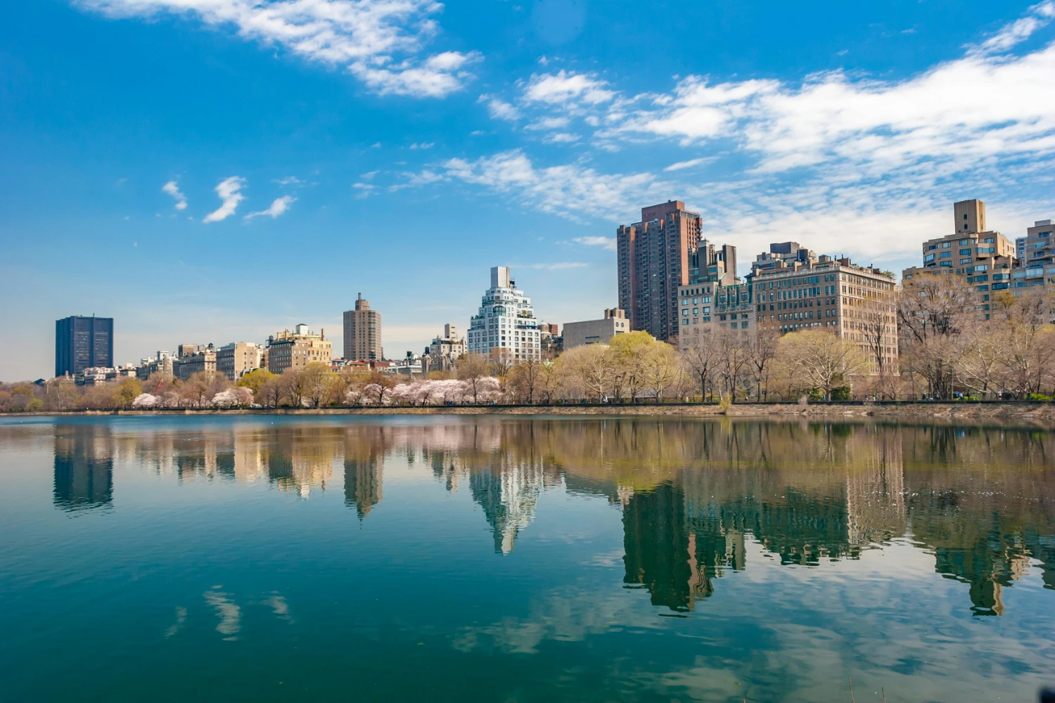 Image d'une ville avec un plan d'eau